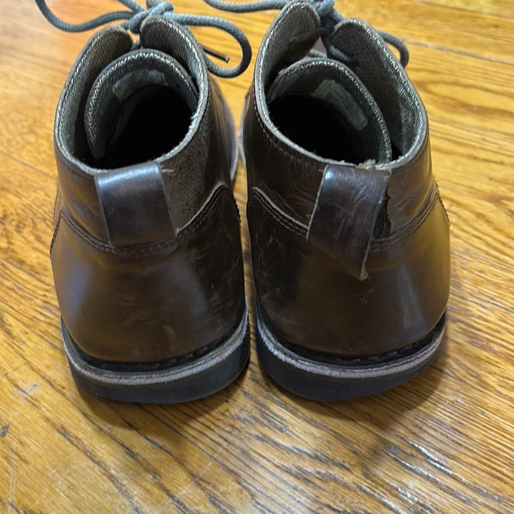 Varese Gobi Brown Men’s distressed leather chukka boots.  Rubber sole. Size 11.